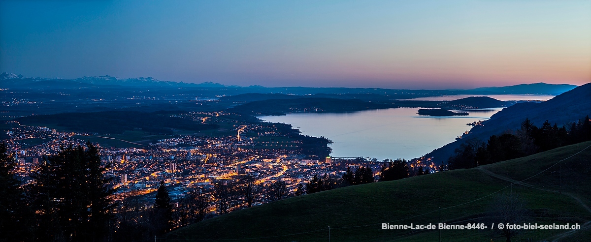Bildname:  Bienne-Lac-de Bienne-8446- Nachtaufnahme Stadt Biel mit Bielersee im SeelandBildgroesse: 9071  x 3725 px /  206.2 x 84.7 cm (300dpi)Stichwoe